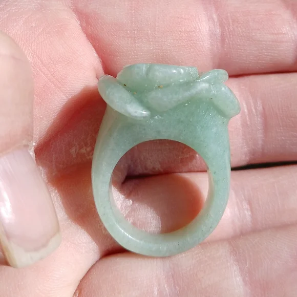 New Hand Carved Flower Green Aventurine Ring. - Picture 8 of 16